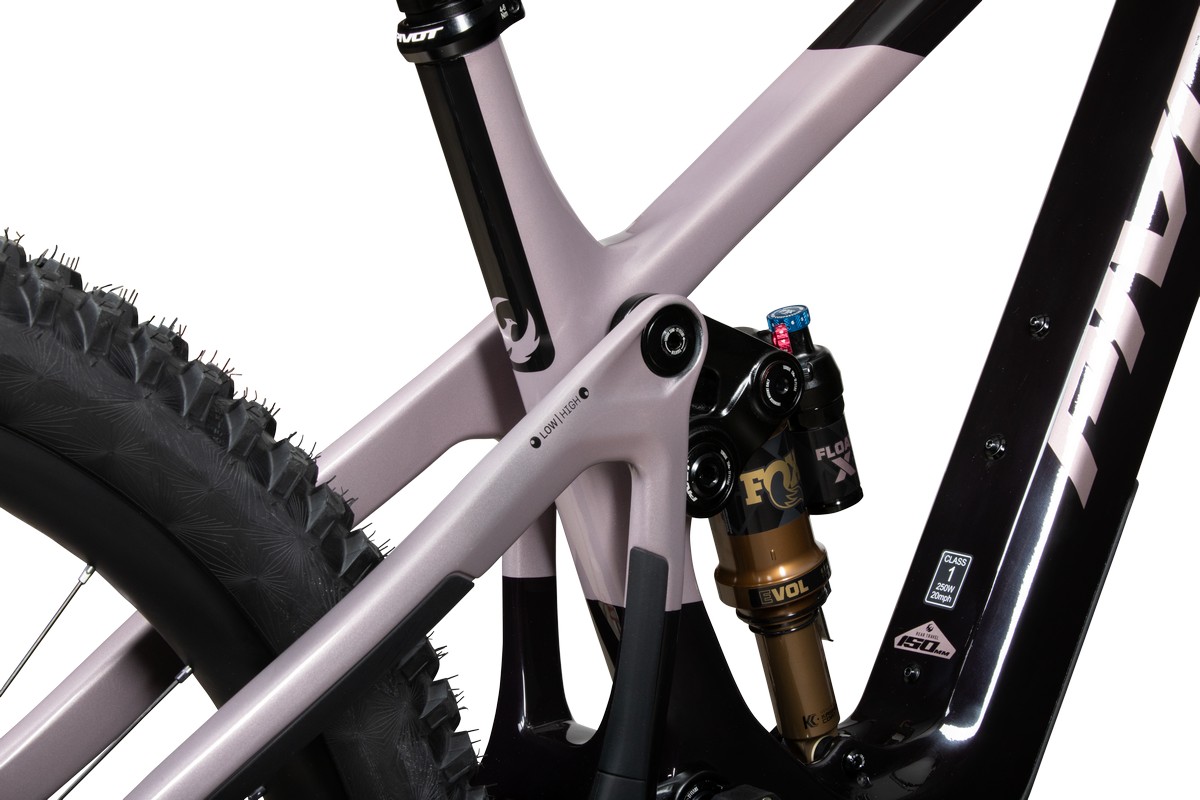 Pivot Shuttle AMP’d uporablja najsodobnejše komponente vzmetenja za gladkejšo in bolj nadzorovano vožnjo.